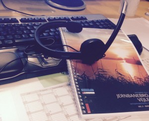 Da den øvrige del af projektledelsen pt. sidder i KBH og Indien, bruger jeg rigtig meget tid i videomøder, så mit headset har fået en fast plads på skrivebordet.